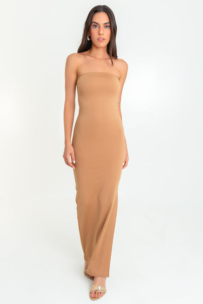 Maxi vestido strapless de fit ajustado, escote recto y abertura lateral en bajo.