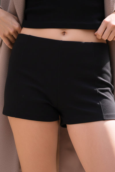 Mini short de fit ajustado, cintura media elástica y costuras frontales decorativas.