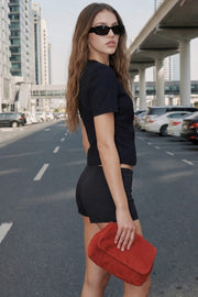 Mini short de fit ajustado, cintura media elástica y costuras frontales decorativas.