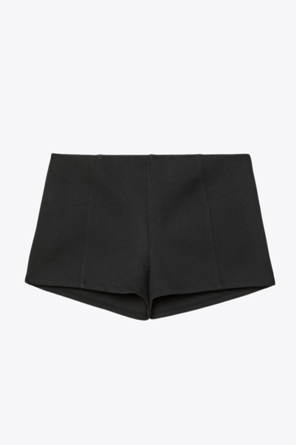 Mini short de fit ajustado, cintura media elástica y costuras frontales decorativas.