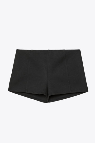 Mini short de fit ajustado, cintura media elástica y costuras frontales decorativas.