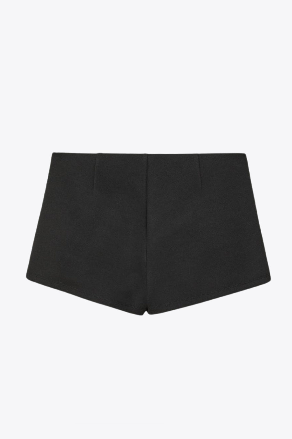 Mini short de fit ajustado, cintura media elástica y costuras frontales decorativas.