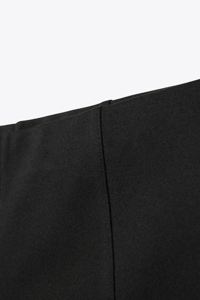 Mini short de fit ajustado, cintura media elástica y costuras frontales decorativas.