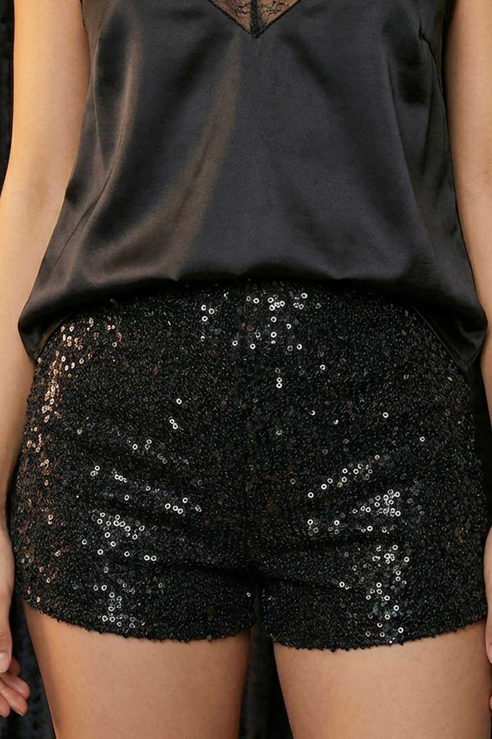 Short mini de lentejuelas, fit ajustado y cintura alta elástica.