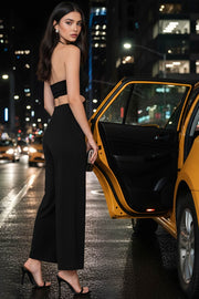 Palazzo ajustado de fit wide leg, cuello halter con lazo amarrable posterior, cut out en costados y espalda. Detalle de fruncido en espalda.