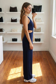 Palazzo ajustado de fit wide leg, cuello halter con lazo amarrable posterior, cut out en costados y espalda. Detalle de fruncido en espalda.