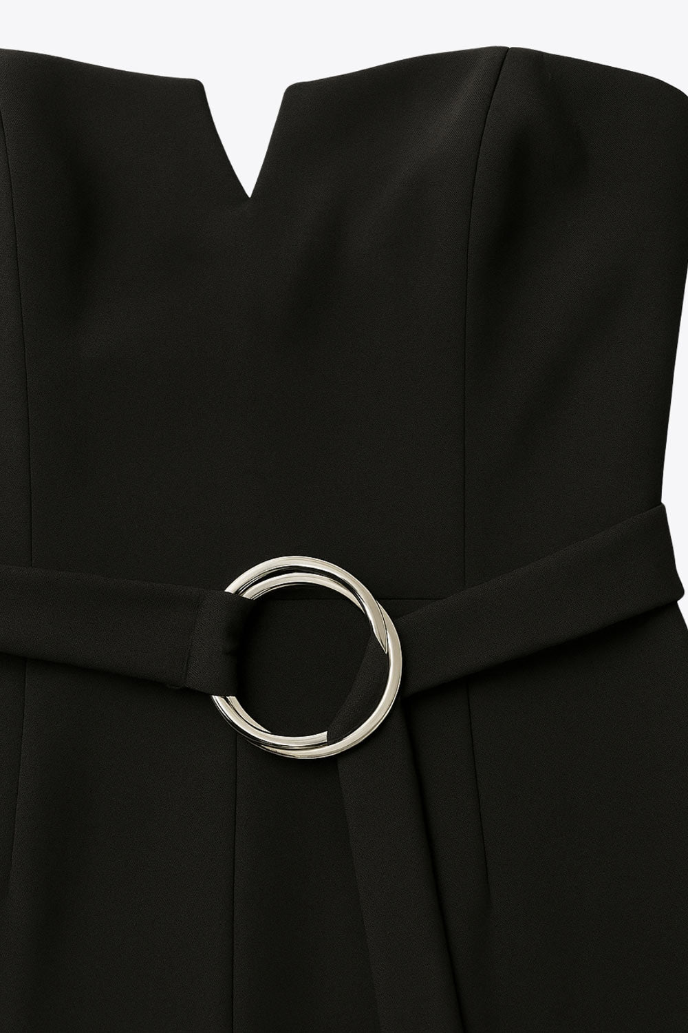 Palazzo strapless de escote v, fit flare, fit ajustado y cinturón con hebilla en contraste. Cierre con cremallera oculta posterior.