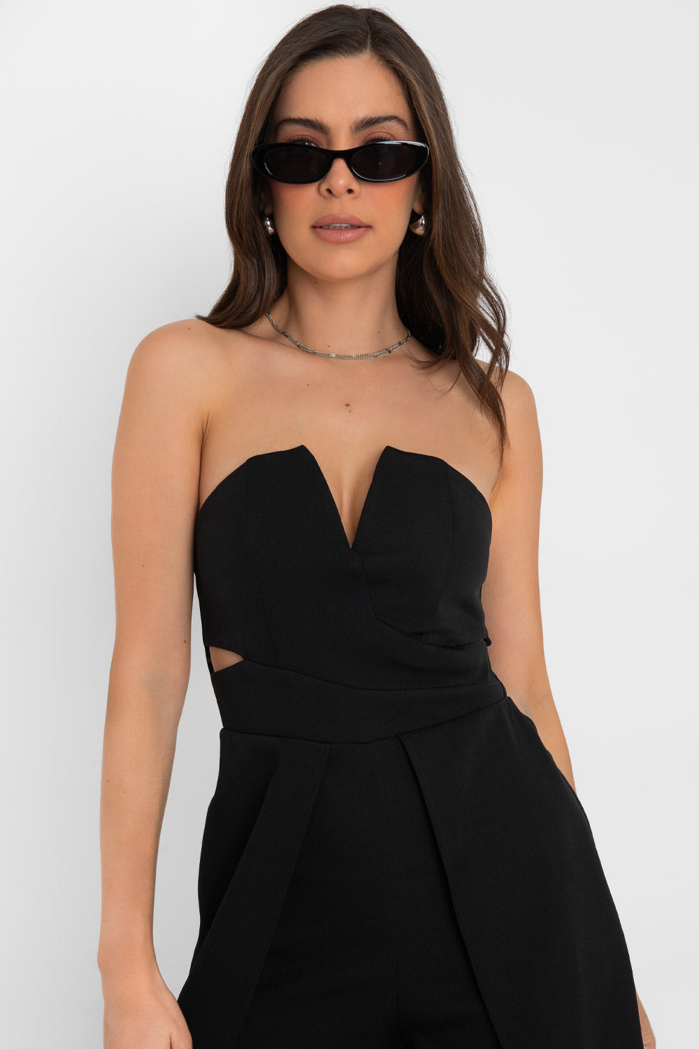 Palazzo ajustado strapless de fit wide leg, escote v con cut out en costados, detalle de cruce con aberturas frontales y cierre posterior con cremallera visible en contraste.