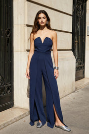 Palazzo ajustado strapless de fit wide leg, escote v con cut out en costados, detalle de cruce con aberturas frontales y cierre posterior con cremallera visible en contraste.