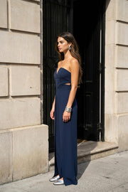 Palazzo ajustado strapless de fit wide leg, escote v con cut out en costados, detalle de cruce con aberturas frontales y cierre posterior con cremallera visible en contraste.