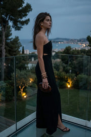 Palazzo ajustado strapless de fit wide leg, escote v con cut out en costados, detalle de cruce con aberturas frontales y cierre posterior con cremallera visible en contraste.