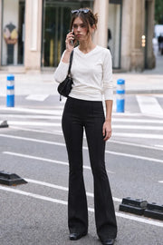 Leggings ajustados, de cintura alta elástica, fit flare y detalle de raya frontal.