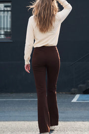 Leggings ajustados, de cintura alta elástica, fit flare y detalle de raya frontal.