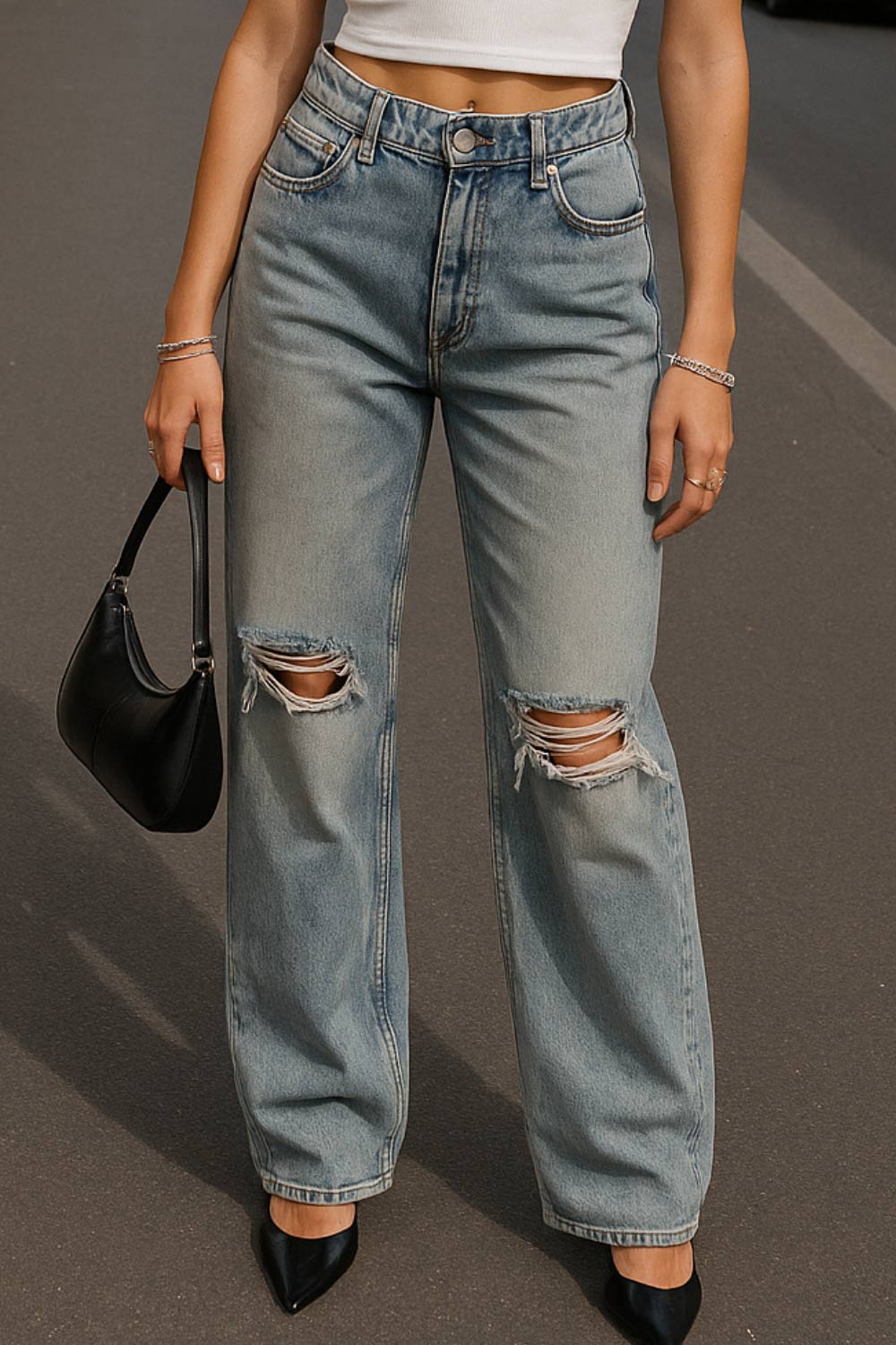 Pantalón de denim, lavado acid, fit wide leg, tiro alto con pretina y trabillas, bolsillos delanteros y traseros de parche. Cierre con botón y cremallera oculta. Detalle de frontal rotos.