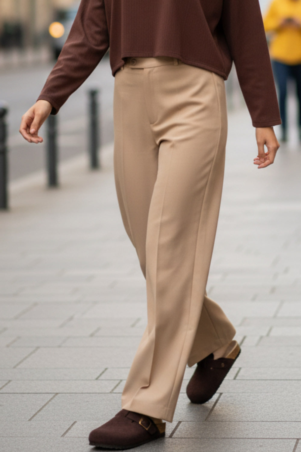 Pantalón ajustado de cintura alta con pretina y trabillas, bolsillos delanteros, fit recto, raya frontal y posterior. Cierre frontal con botón y cremallera oculta.