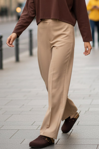 Pantalón ajustado de cintura alta con pretina y trabillas, bolsillos delanteros, fit recto, raya frontal y posterior. Cierre frontal con botón y cremallera oculta.