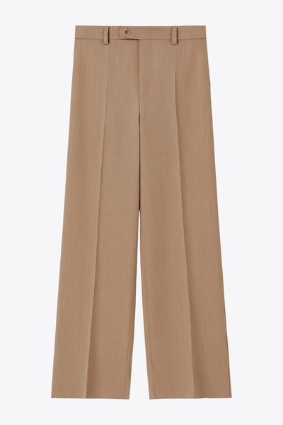 Pantalón ajustado de cintura alta con pretina y trabillas, bolsillos delanteros, fit recto, raya frontal y posterior. Cierre frontal con botón y cremallera oculta.