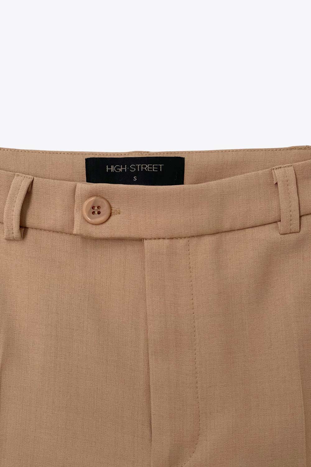 Pantalón ajustado de cintura alta con pretina y trabillas, bolsillos delanteros, fit recto, raya frontal y posterior. Cierre frontal con botón y cremallera oculta.