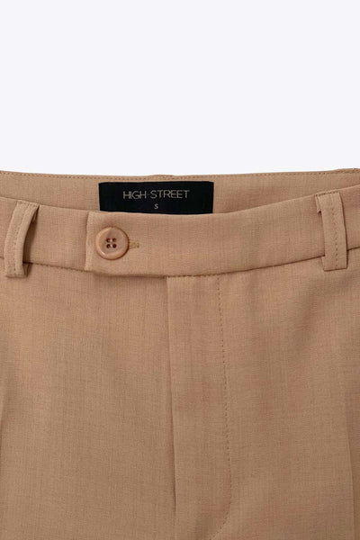 Pantalón ajustado de cintura alta con pretina y trabillas, bolsillos delanteros, fit recto, raya frontal y posterior. Cierre frontal con botón y cremallera oculta.