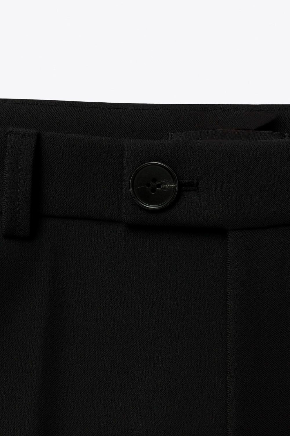 Pantalón ajustado de cintura alta con pretina y trabillas, bolsillos delanteros, fit recto, raya frontal y posterior. Cierre frontal con botón y cremallera oculta.