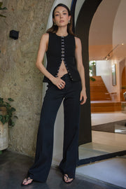 Pantalón ajustado de fit flare, cintura alta con pretina y trabillas, raya frontal y posterior, cierre con cremallera oculta y botones.