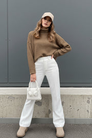 Pantalón ajustado de fit flare, cintura alta con pretina y trabillas, raya frontal y posterior, cierre con cremallera oculta y botones.