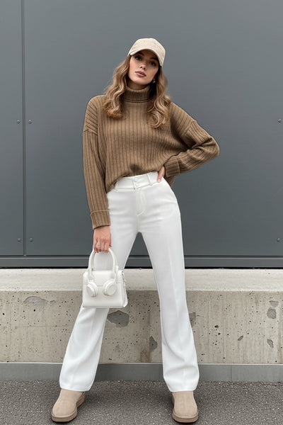 Pantalón ajustado de fit flare, cintura alta con pretina y trabillas, raya frontal y posterior, cierre con cremallera oculta y botones.