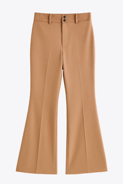 Pantalón ajustado de fit flare, cintura alta con pretina y trabillas, raya frontal y posterior, cierre con cremallera oculta y botones.