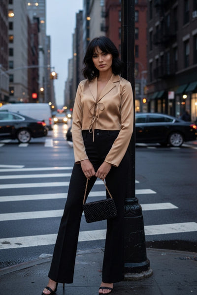 Pantalón ajustado de fit flare, cintura alta con pretina y trabillas, raya frontal y posterior, cierre con cremallera oculta y botones.