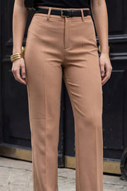 Pantalón ajustado de fit flare, cintura alta con pretina y trabillas, raya frontal y posterior, cierre con cremallera oculta y botones.