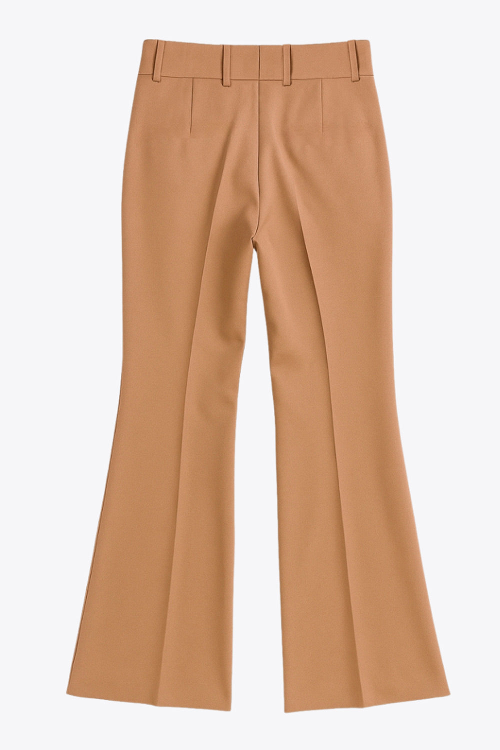 Pantalón ajustado de fit flare, cintura alta con pretina y trabillas, raya frontal y posterior, cierre con cremallera oculta y botones.