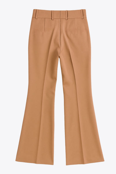 Pantalón ajustado de fit flare, cintura alta con pretina y trabillas, raya frontal y posterior, cierre con cremallera oculta y botones.