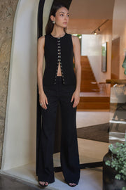 Pantalón ajustado de fit flare, cintura alta con pretina y trabillas, raya frontal y posterior, cierre con cremallera oculta y botones.