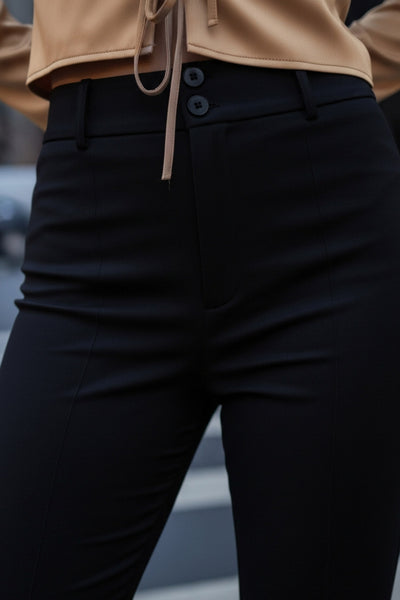 Pantalón ajustado de fit flare, cintura alta con pretina y trabillas, raya frontal y posterior, cierre con cremallera oculta y botones.