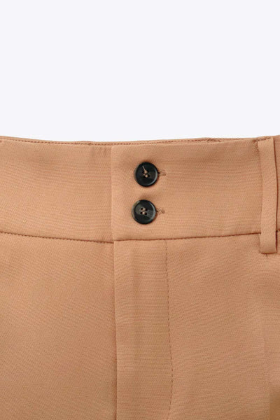 Pantalón ajustado de fit flare, cintura alta con pretina y trabillas, raya frontal y posterior, cierre con cremallera oculta y botones.