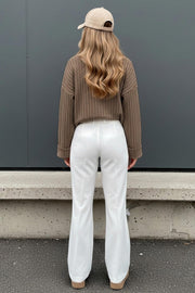 Pantalón ajustado de fit flare, cintura alta con pretina y trabillas, raya frontal y posterior, cierre con cremallera oculta y botones.