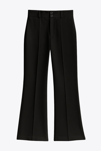 Pantalón ajustado de fit flare, cintura alta con pretina y trabillas, raya frontal y posterior, cierre con cremallera oculta y botones.