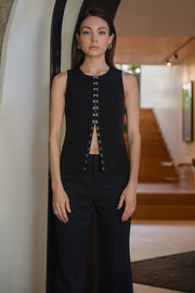 Pantalón ajustado de fit flare, cintura alta con pretina y trabillas, raya frontal y posterior, cierre con cremallera oculta y botones.