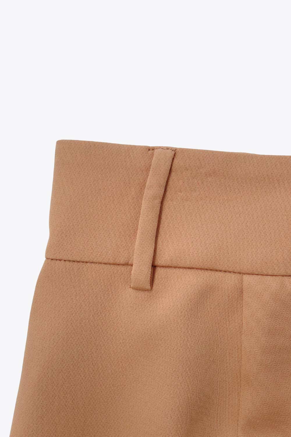 Pantalón ajustado de fit flare, cintura alta con pretina y trabillas, raya frontal y posterior, cierre con cremallera oculta y botones.