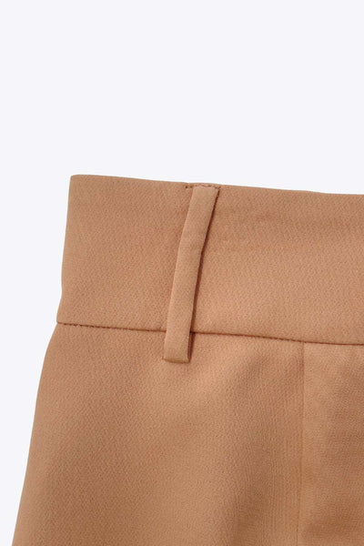 Pantalón ajustado de fit flare, cintura alta con pretina y trabillas, raya frontal y posterior, cierre con cremallera oculta y botones.