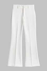 Pantalón ajustado de fit flare, cintura alta con pretina y trabillas, raya frontal y posterior, cierre con cremallera oculta y botones.