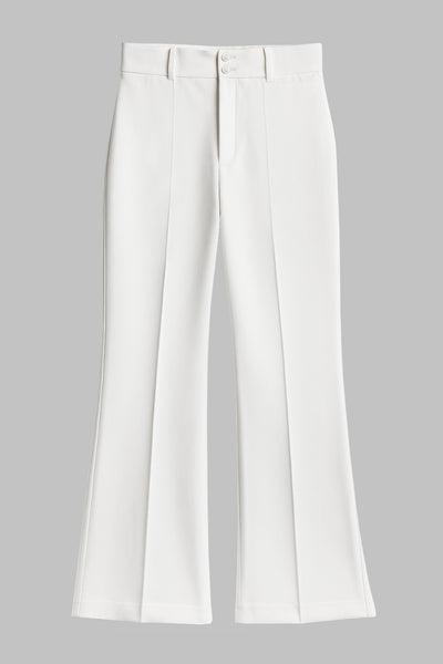 Pantalón ajustado de fit flare, cintura alta con pretina y trabillas, raya frontal y posterior, cierre con cremallera oculta y botones.