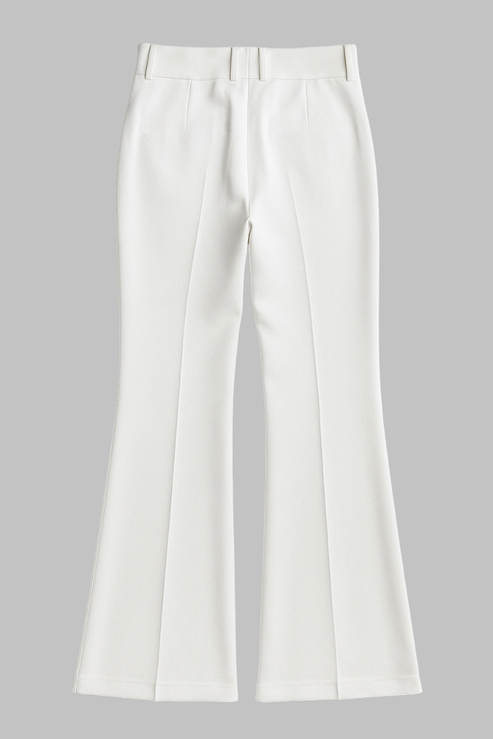 Pantalón ajustado de fit flare, cintura alta con pretina y trabillas, raya frontal y posterior, cierre con cremallera oculta y botones.