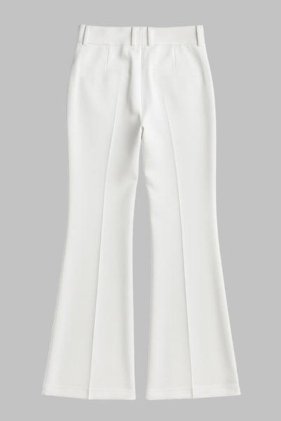 Pantalón ajustado de fit flare, cintura alta con pretina y trabillas, raya frontal y posterior, cierre con cremallera oculta y botones.