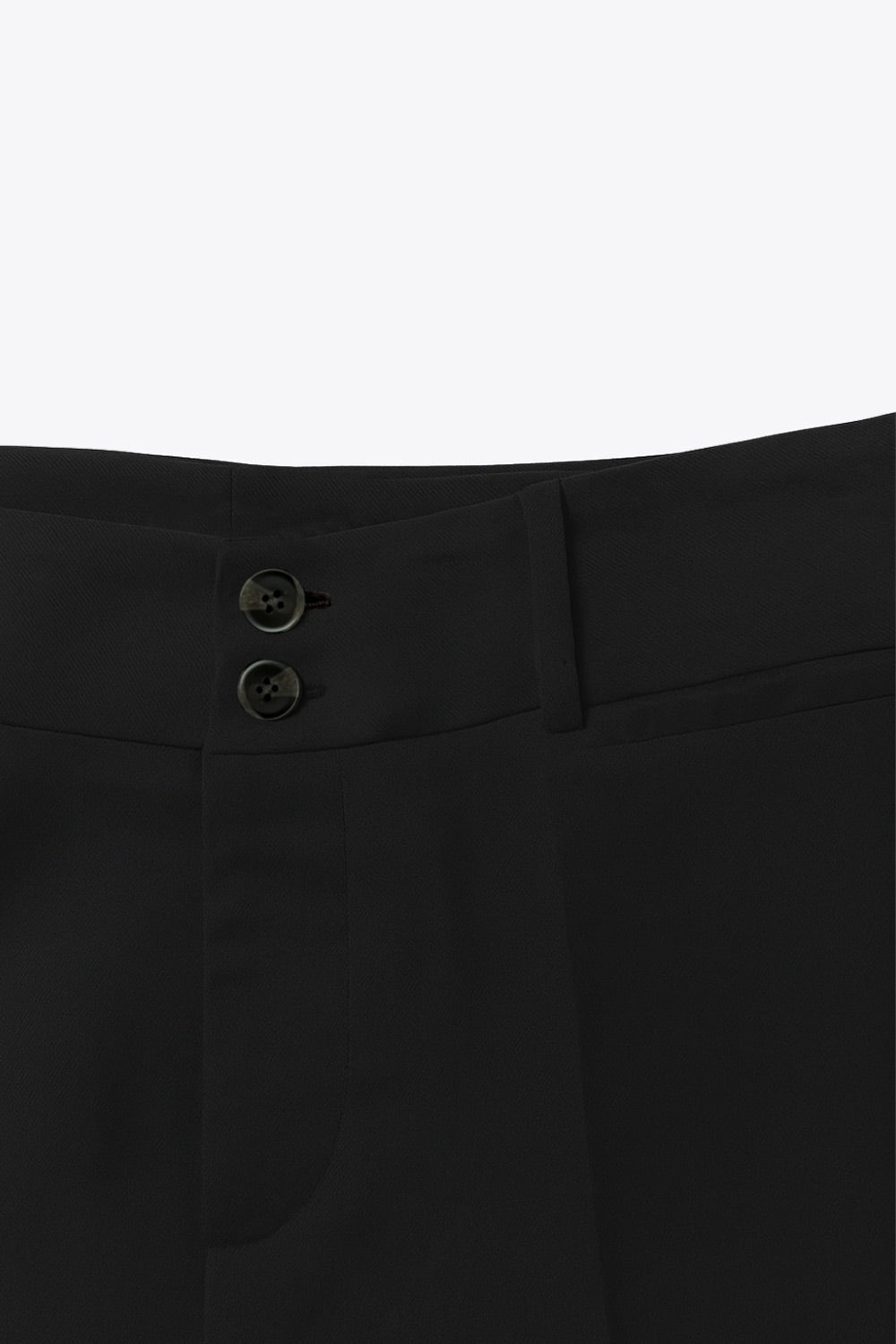 Pantalón ajustado de fit flare, cintura alta con pretina y trabillas, raya frontal y posterior, cierre con cremallera oculta y botones.