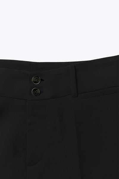 Pantalón ajustado de fit flare, cintura alta con pretina y trabillas, raya frontal y posterior, cierre con cremallera oculta y botones.