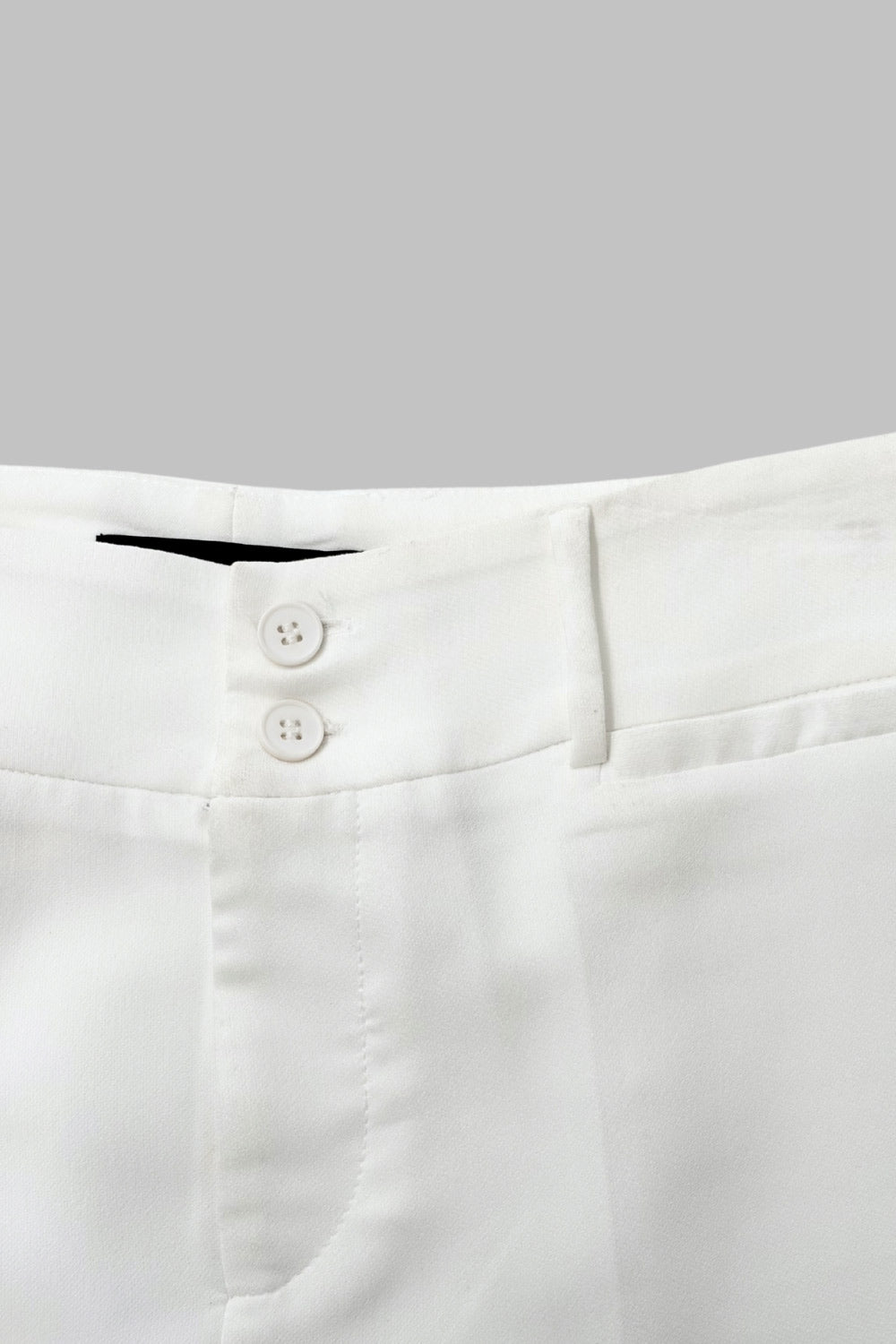 Pantalón ajustado de fit flare, cintura alta con pretina y trabillas, raya frontal y posterior, cierre con cremallera oculta y botones.