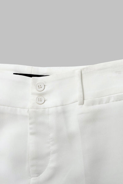 Pantalón ajustado de fit flare, cintura alta con pretina y trabillas, raya frontal y posterior, cierre con cremallera oculta y botones.