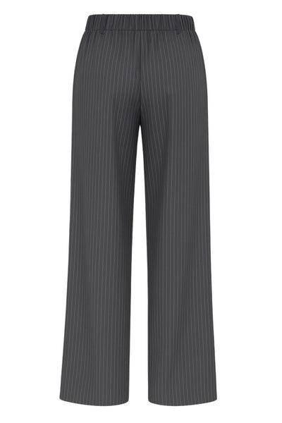 Pantalón de estampado rayas, fit palazzo, cintura alta con pretina elástica posterior, trabillas, bolsillos delanteros y pinzas frontales. Cierre frontal con botón y cremallera oculta.