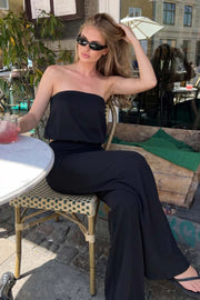 Pantalón básico de fit wide leg y cintura alta con pretina elástica.